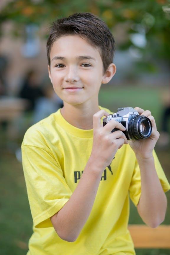 Photo d'un enfant tenant un appareil photo